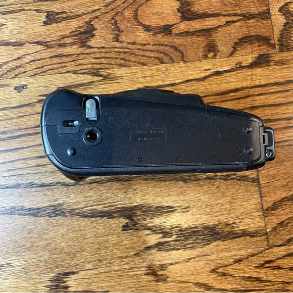 Canon Black Film Photography Camera with Autofocus and Built-in Flash - Picture 4 of 8